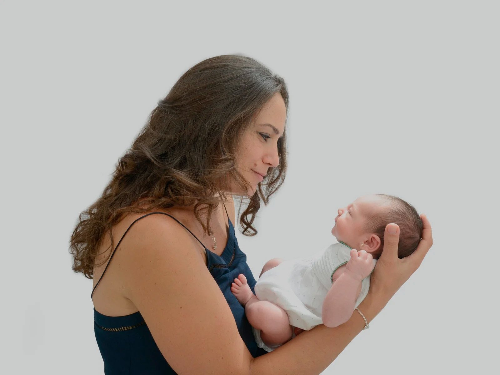 Una madre sostiene a su bebé en brazos
